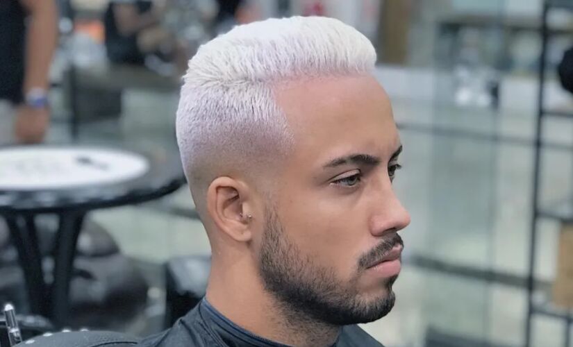 O 'nevou' é mais do que um simples cabelo platinado; é uma coloração completa que cobre todo o comprimento dos fios com um tom branco intenso.