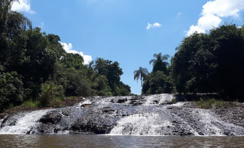 Atração emocionante para os corajosos em Brotas é a de deslizar sobre as pedras da Cachoeira do Escorregador