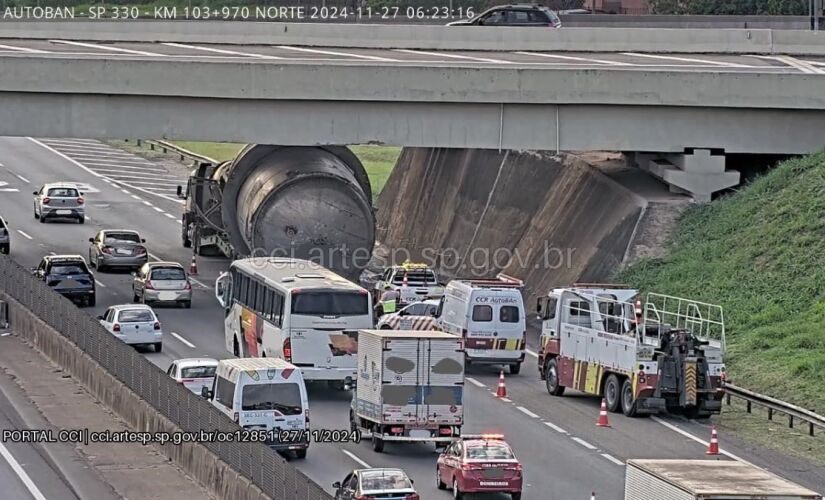 Carga bateu no viaduto e caiu na rodovia Anhanguera