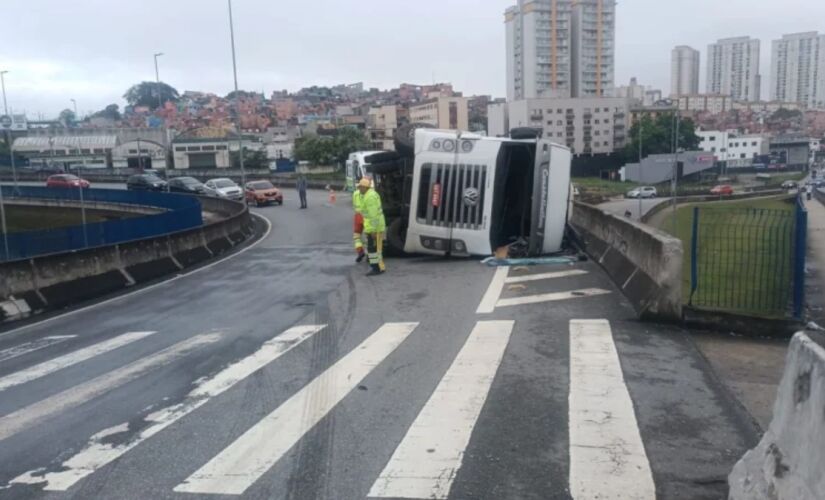 Acidente ocorreu por volta das 6h e parte da alça de acesso ao viaduto precisou ser bloqueada