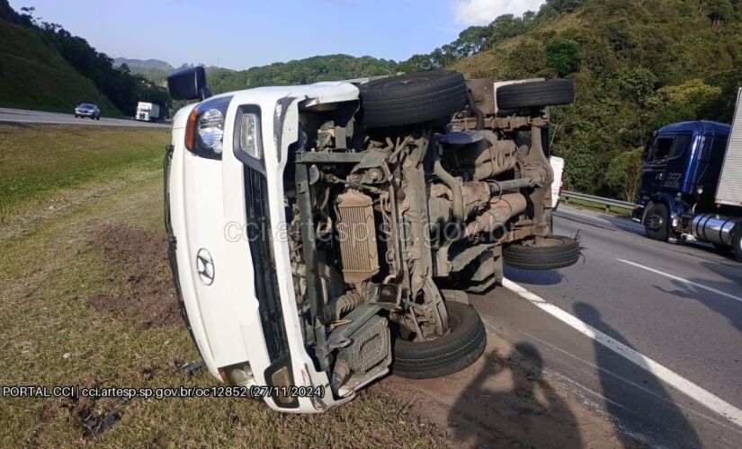 Segundo Artesp, o pneu traseiro do caminhão teria furado e o motorista perdido o controle da direção 