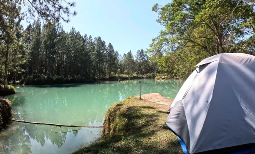 O lago esmeralda é a principal atração dos turistas que amam contemplar a natureza e acampar