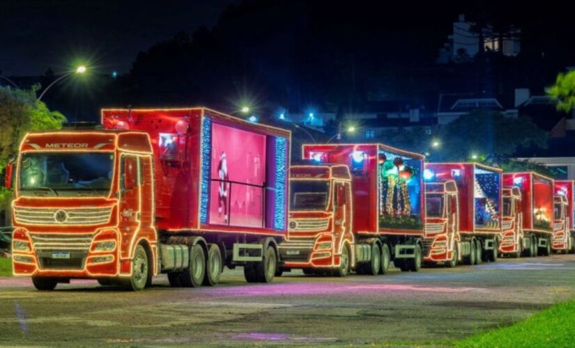 Caravana celebra o espírito natalino e encanta com suas luzes, cores e Papai Noel