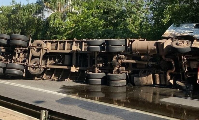 Carreta está há pelo menos 14 horas tombada em avenida 