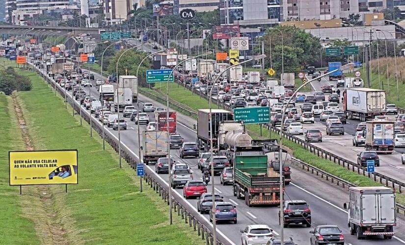 Trânsito para chegar a São Paulo acumula mais de uma hora