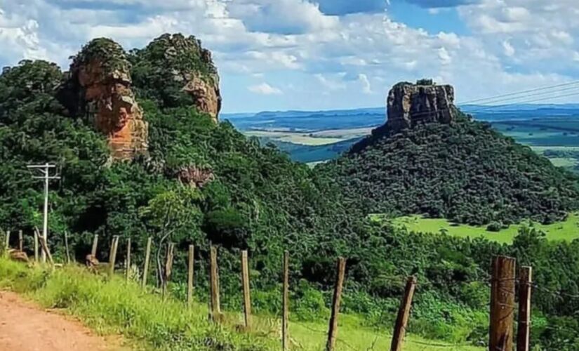 O Morro do Cuscuzeiro, com sua formação rochosa peculiar, é o destino perfeito para quem gosta de trilhas e escaladas desafiadoras. 