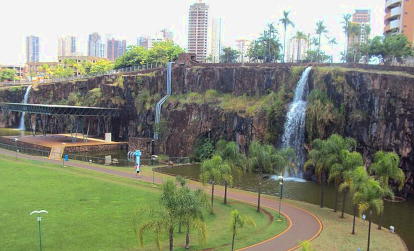 O Parque Doutor Luis Carlos Raya é um dos destaques nesta cidade