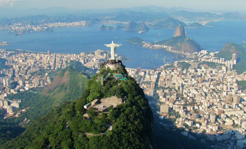 Um ícone brasileiro, o Cristo Redentor encanta com seus braços abertos sobre o Rio de Janeiro. 