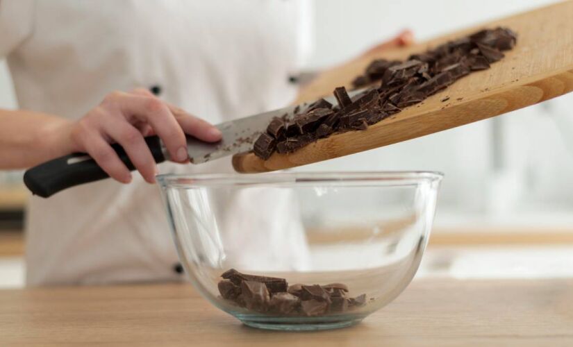 Receita leva barra de chocolate e fica pronta em 20 minutos