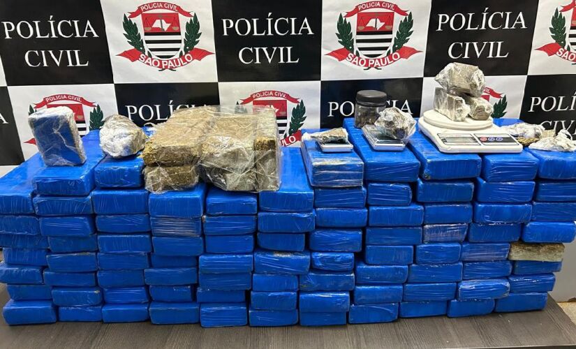 Polícia apreendeu 89 tijolos e 12 porções de maconha, além de três balanças de precisão e utensílios para preparação e venda de drogas