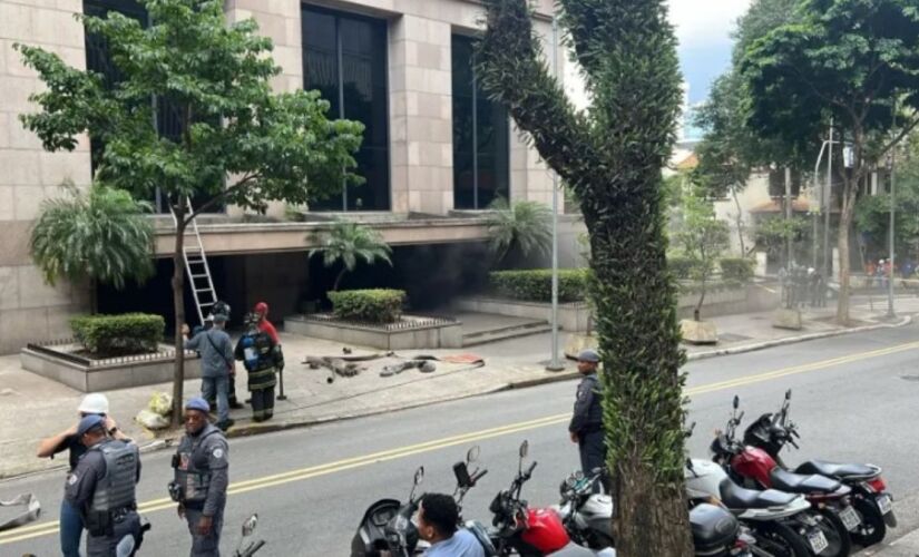 Chamas teriam começado no subsolo de um edifício, por volta das 15h