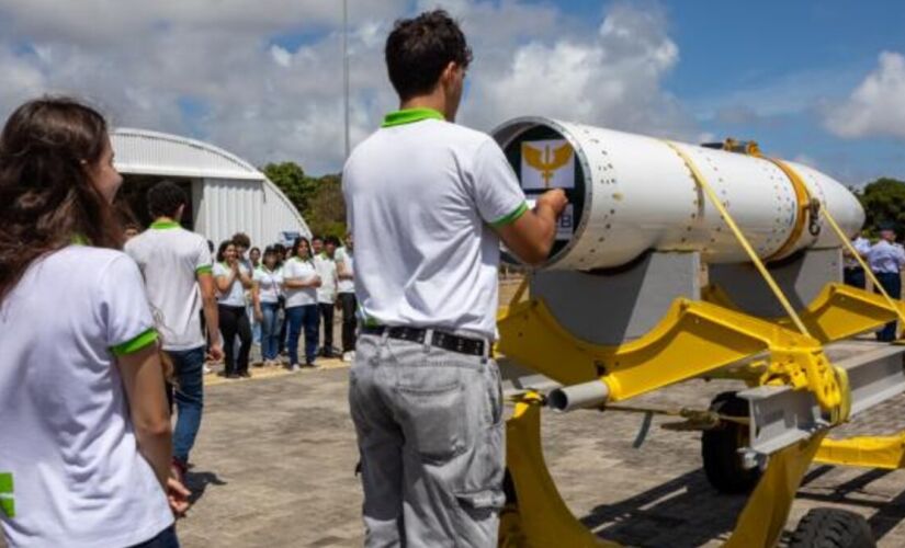 Estudantes depositam cartas em foguete da FAB