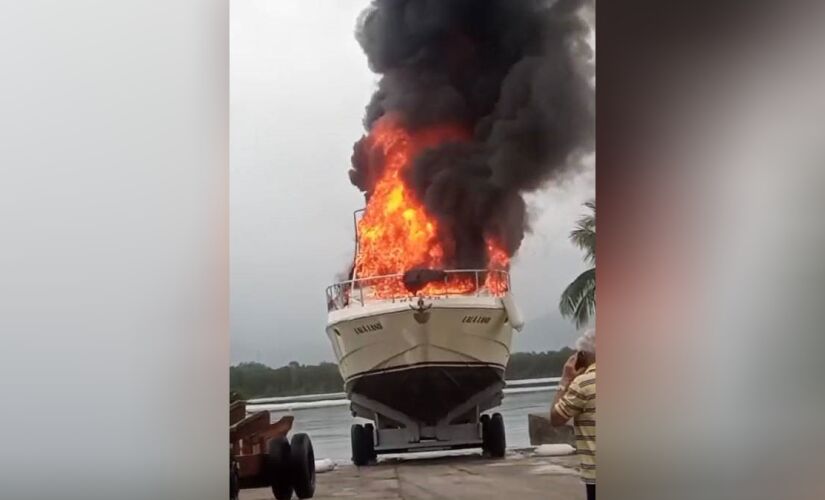 Lancha pegou fogo nesta quinta, em Bertioga