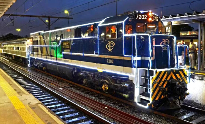 Locomotiva iluminada de Natal é operada pela ferroviária Rumo e percorrerá por mais de 1,9 mil quilômetros