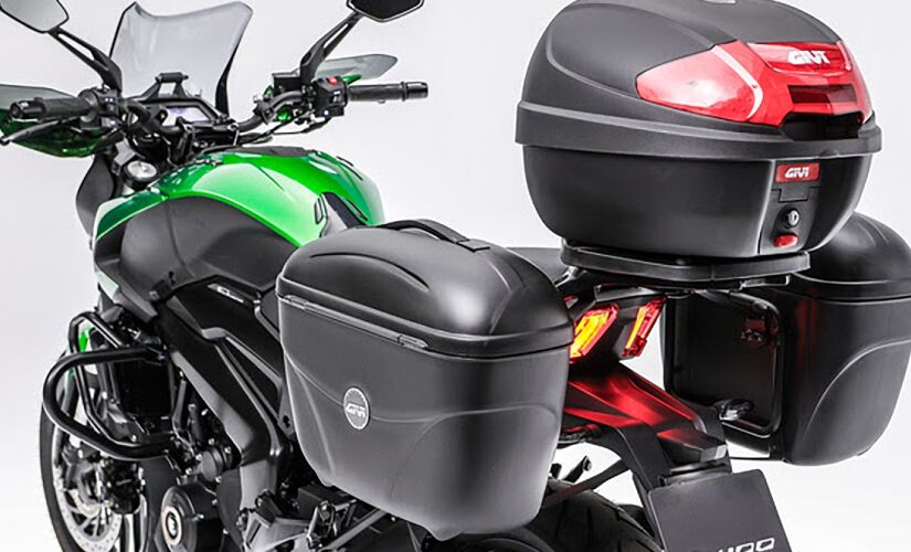 'Bajaj Dominar 400' equipada com topcase e malas laterais GIVI