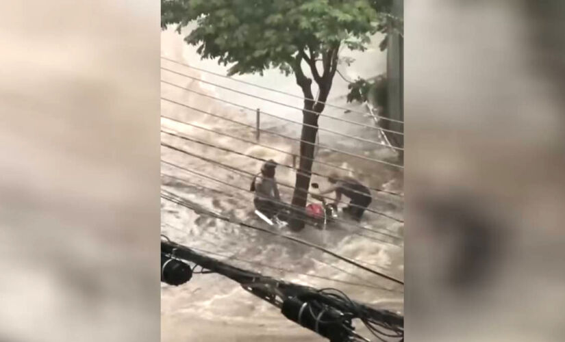 Moto foi arrastada por enxurrada no Portal do Morumbi