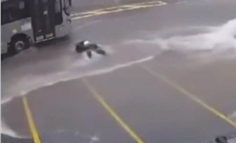 Motociclista foi levado por correnteza em avenida da zona leste de São Paulo