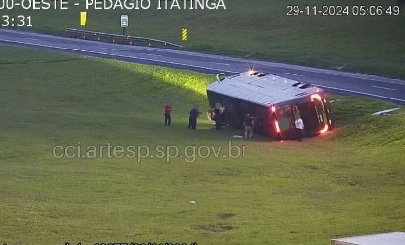 Ônibus tombou no canteiro central da rodovia Castelo Branco