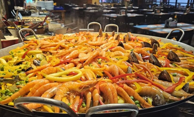 Paella marinera é uma das opções do cardápio desta semana 