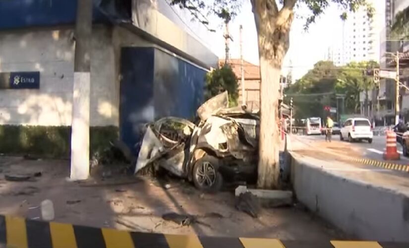 Veículo bateu no poste e pegou fogo