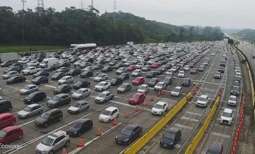 Trânsito intenso para quem desce com sentido ao litoral de São Paulo