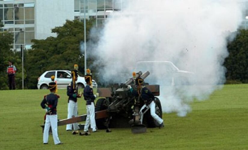 Entenda porque homenagens a chefes de Estado são feitas com 21 tiros de canhão