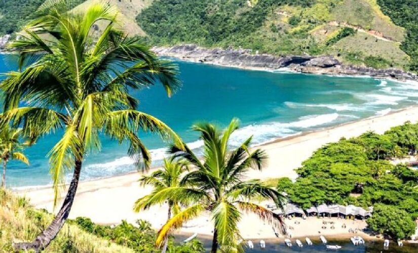 Considerada a mais bela praia de Ilhabela, Bonete não é uma praia deserta por acaso: se não quiser ir de barco, a trilha de acesso dura até quatro horas.