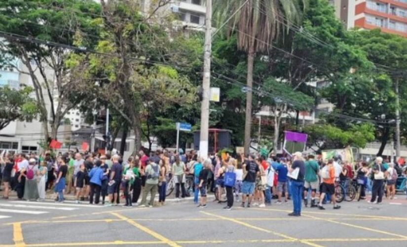 Manifestantes protestam contra a construção de túneis na Sena Madureira