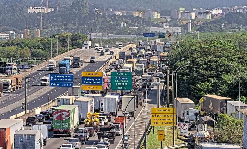 Trânsito acumula mais de uma hora para entrar em São Paulo