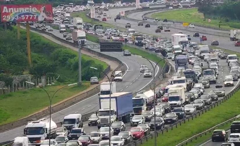 Na rodovia Ayrton Senna e na Carvalho Pinto, no sentido oeste, o trânsito está parado