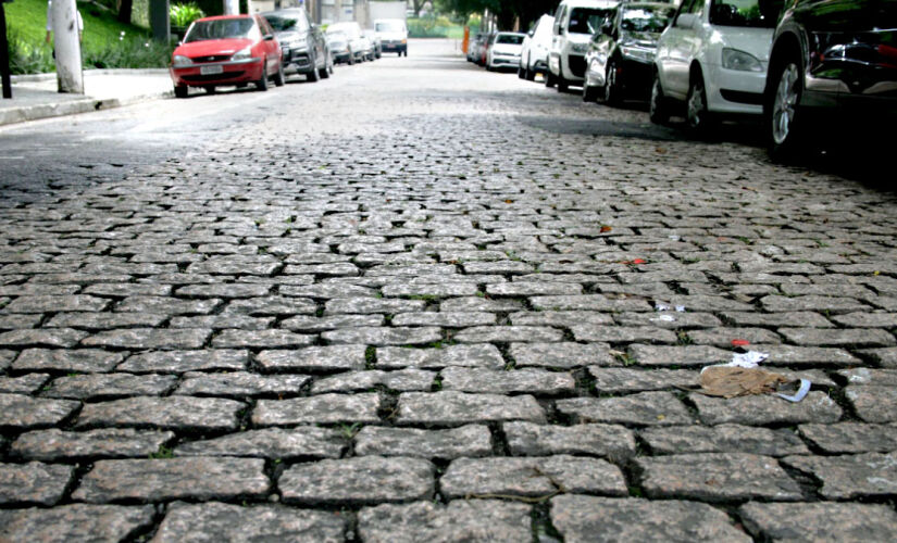 Rua Tuim, em Moema, é em paralelepípedo e considerada histórica no bairro, da zona sul de São Paulo