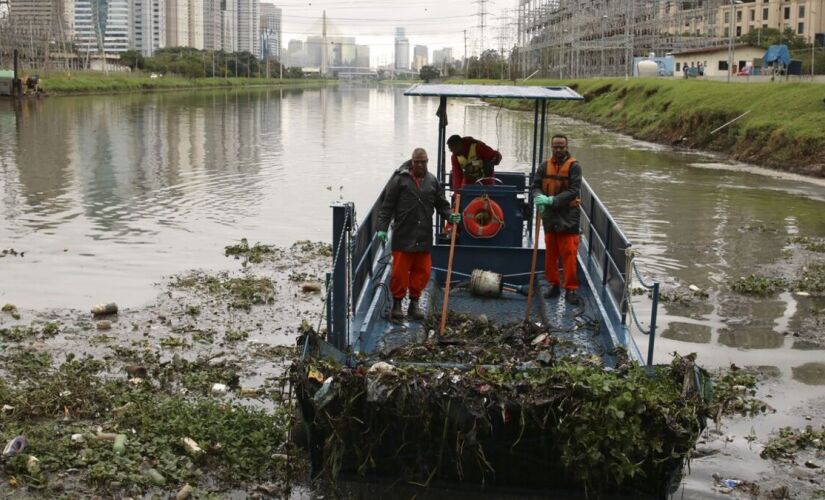 Retirada de lixo do Rio Pinheiros é feita diariamente