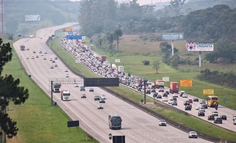 Rodovia Imigrantes sentido litoral apresenta tráfego lento