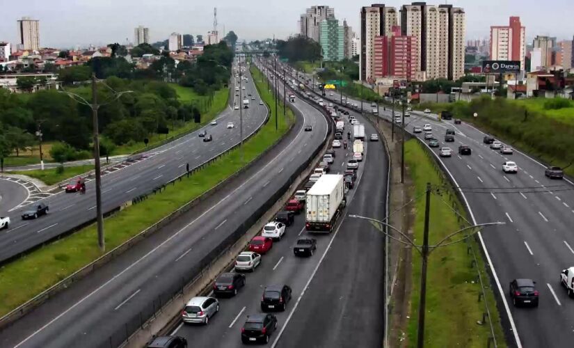 Trânsito para chegar a São Paulo acumula um hora