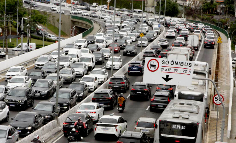 Mais de 900 mil infrações por dirigir sem CNH foram registradas em 2024, segundo o governo federal