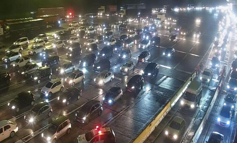 Motoristas que querem curtir o feriado e o fim de semana no litoral de São Paulo vão precisar de paciência para chegar ao destino