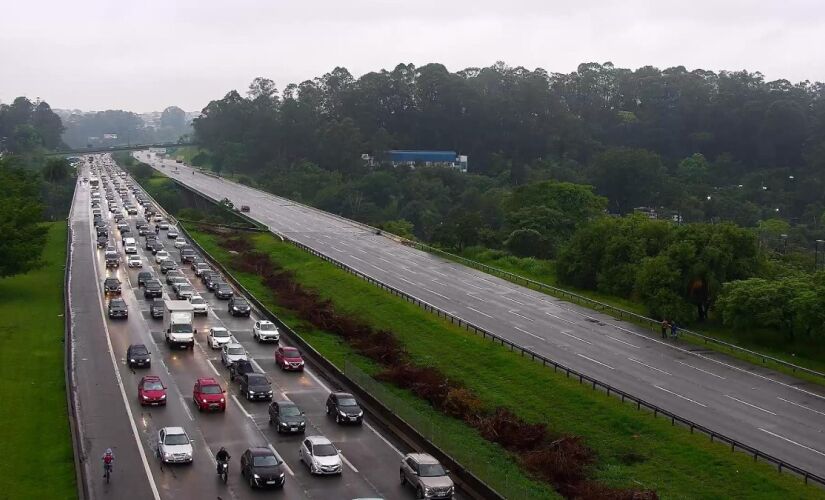 Trânsito nas rodovias que chegam a São Paulo acumulam mais de duas horas de congestionamento