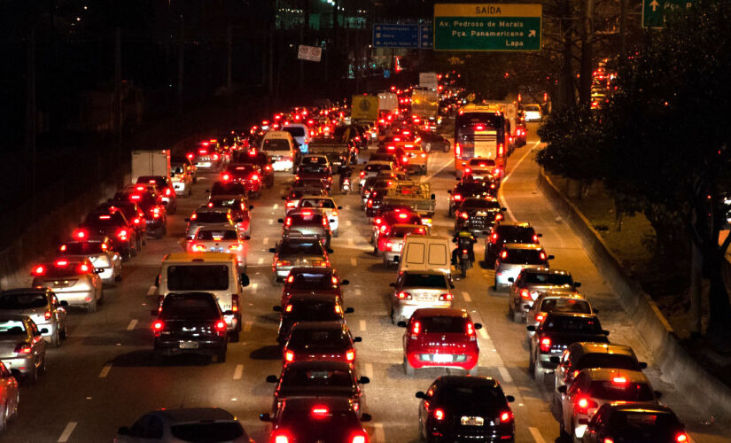 Motoristas que cruzam as principais vias da capital paulista na noite desta sexta-feira (1/11) enfrentam dificuldades e congestionamento