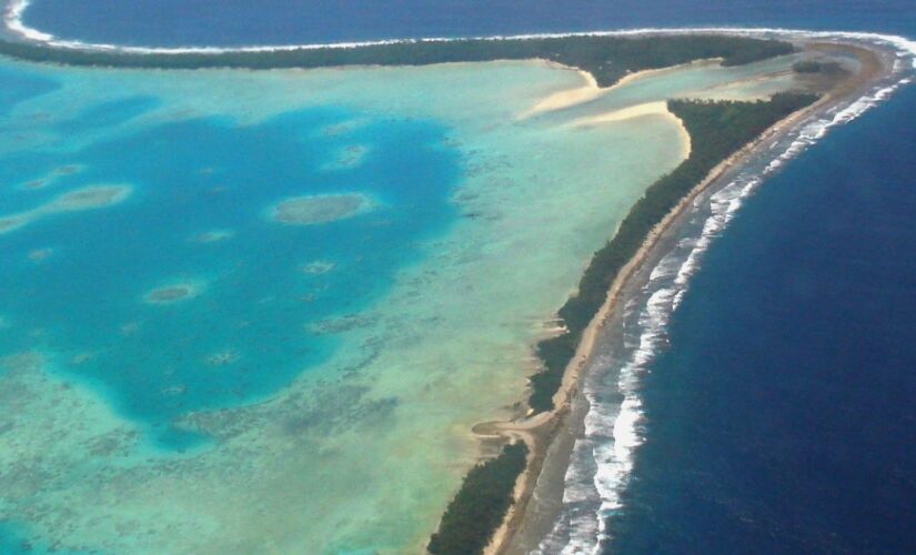 Localizado no Pacífico Sul, o Tuvalu tem cerca de 11 mil habitantes e está à beira da extinção por conta da elevação do nível do mar. 