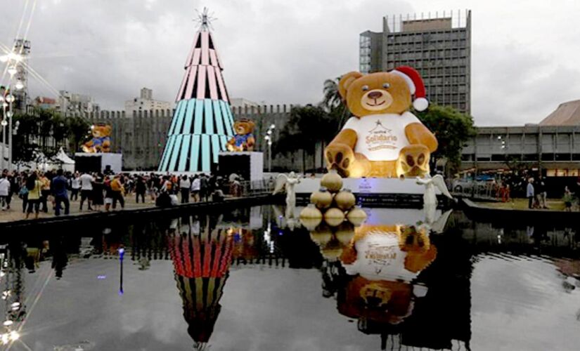 Tradicional Ursolino de 10 metros e árvore de Natal gigante estão expostos no complexo natalino