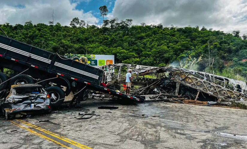 Acidente provocou 41 mortes até a tarde desta segunda-feira (23/12); acidente envolveu ao menos 49 pessoas