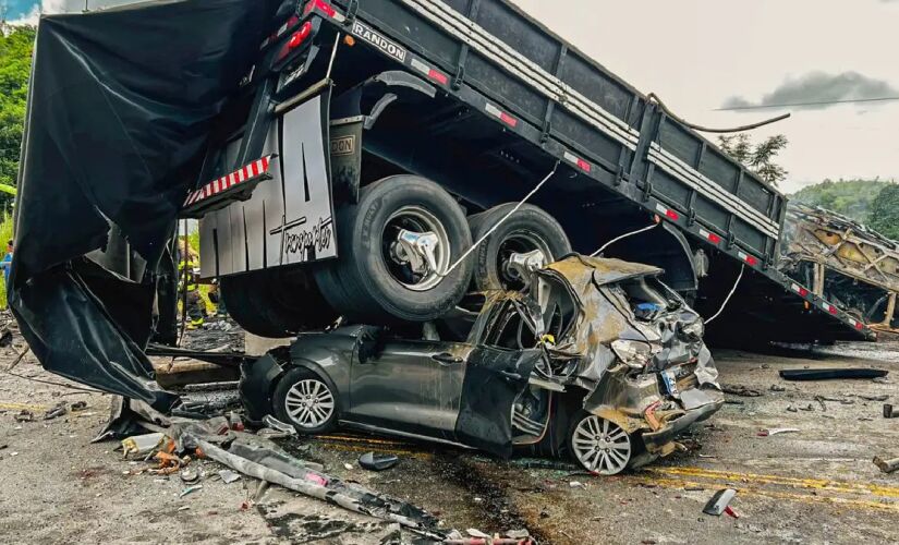 Acidente deixou 38 mortos após um ônibus, uma carreta e um carro colidirem na BR-116, em Lajinha, em Teófilo Otoni (MG) 