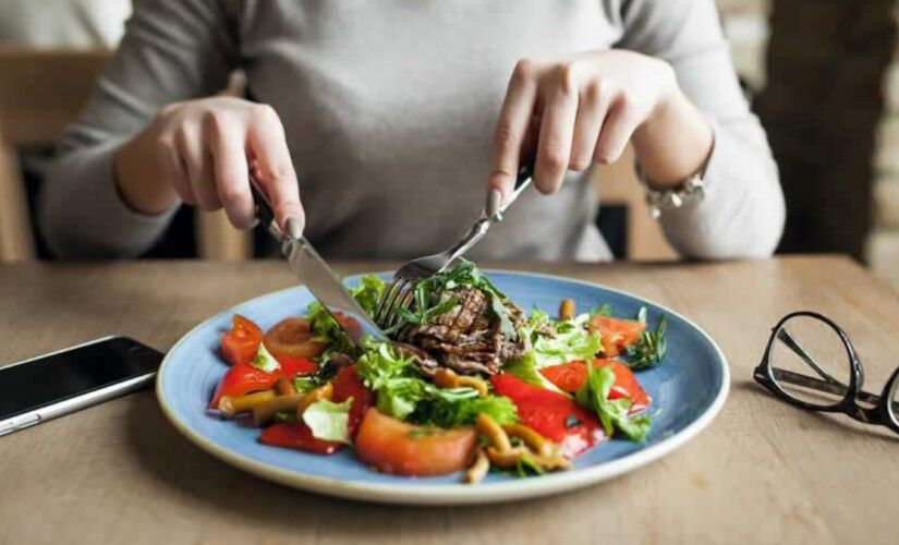 Uma alimentação equilibrada e variada, rica em frutas, vegetais, peixes, sementes e alimentos fermentados, é essencial para garantir a boa saúde do sistema imunológico. 