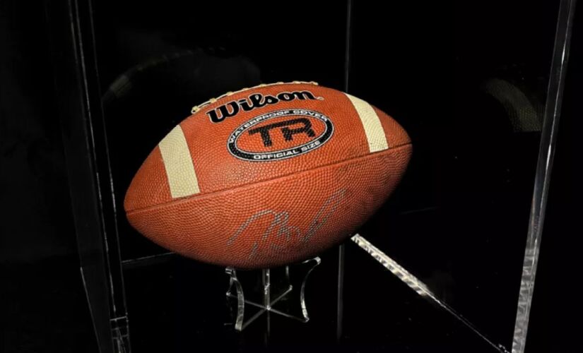 Bola de Futebol Americano - Official Size NFL - Wilson TR - Autografada por Tom Brady: R$ 3.846,15