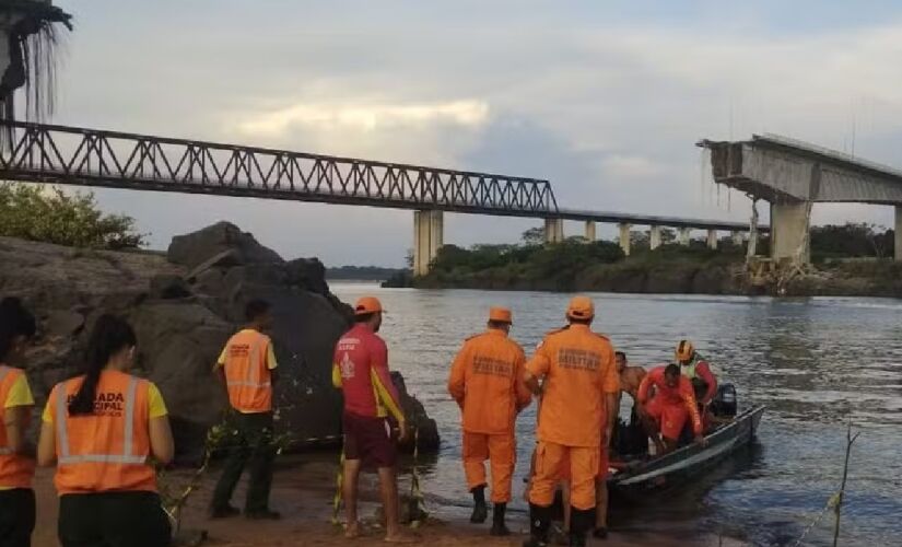 Equipes do Corpo de Bombeiros retomaram na manhã desta terça-feira (24/12) as buscas pelos 13 desaparecidos