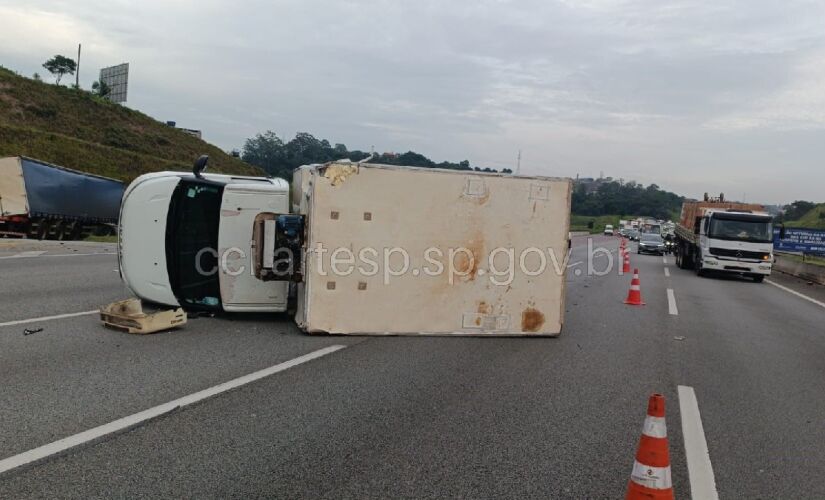 Rodovia precisou ser totalmente interditada devido ao acidente