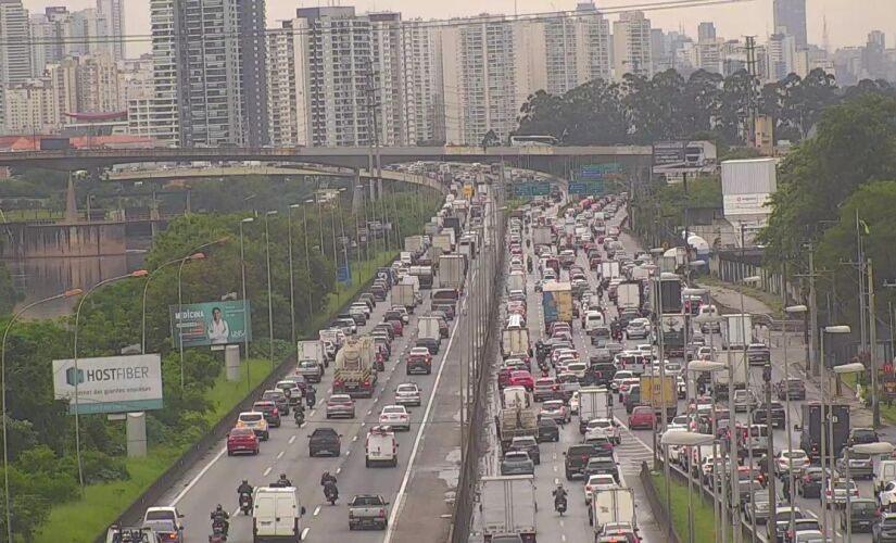 Trânsito caótico nas rodovias que entram em São Paulo