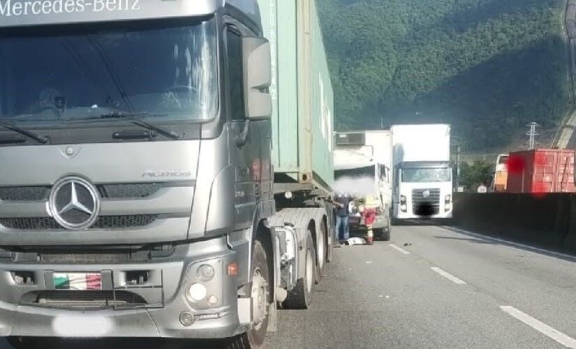 Acidente ocorreu na pista sul, sentido do litoral de São Paulo