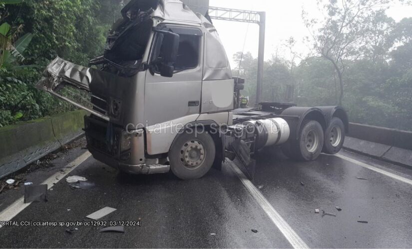 Carreta tombou e interditou a rodovia Anchieta