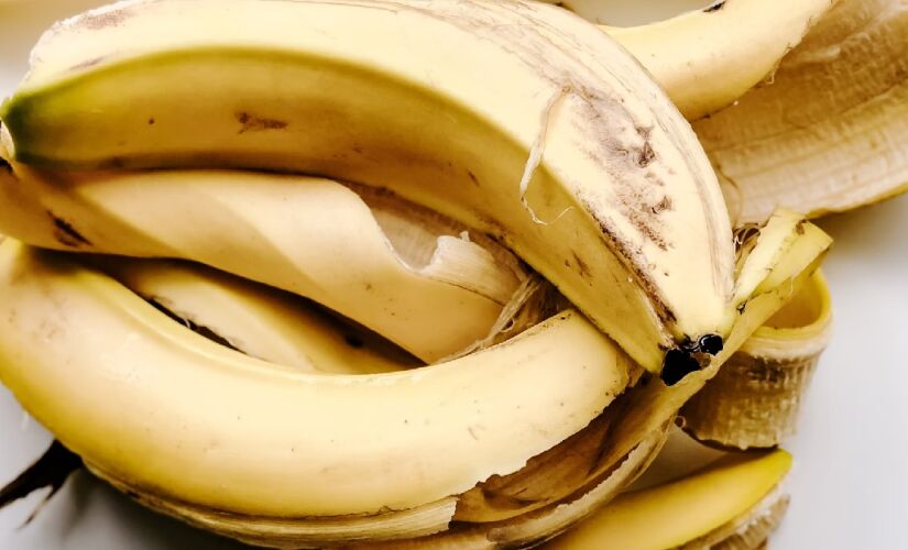 A casca de banana ajuda em tarefas do cotidiano de sua residência